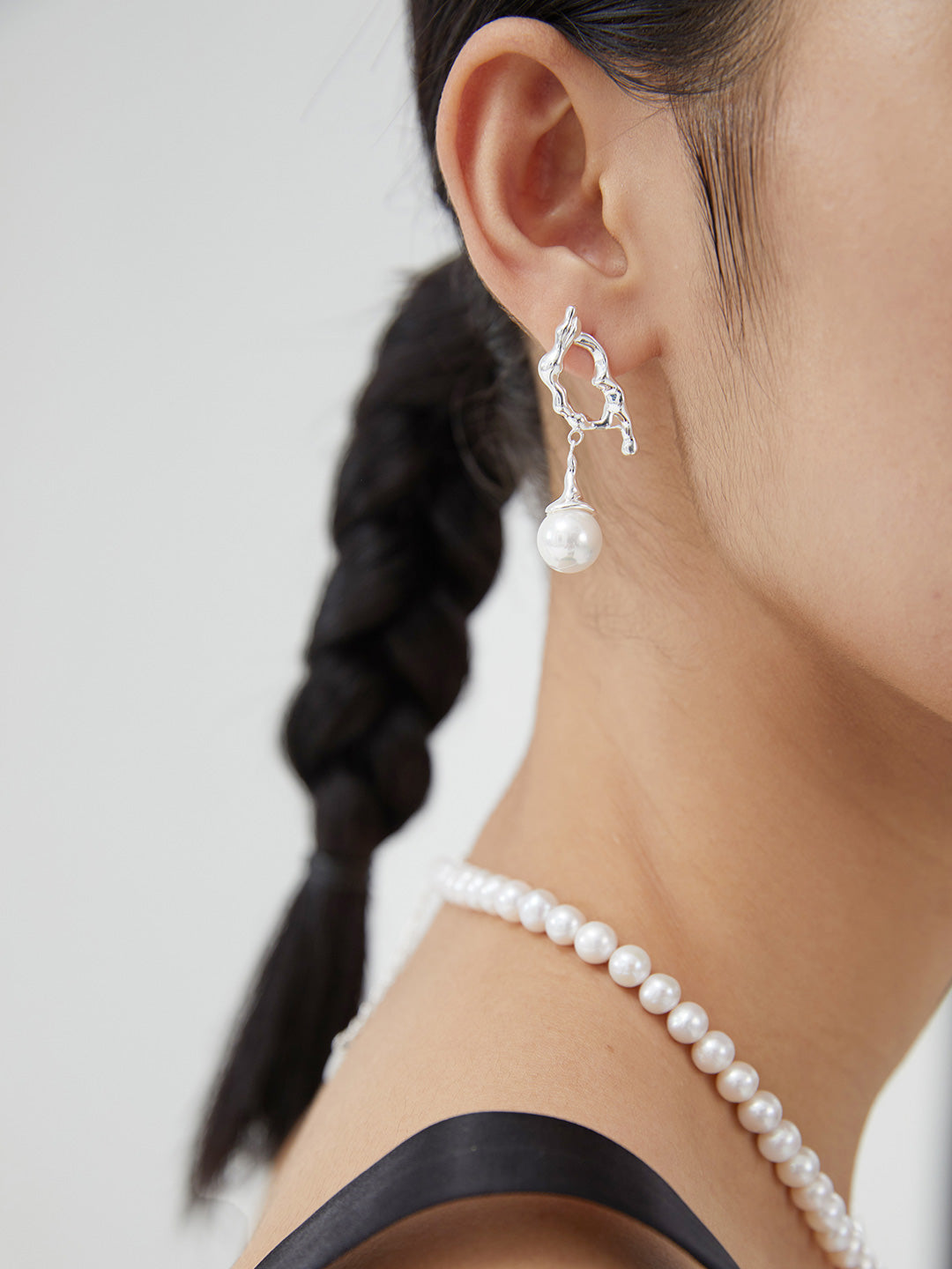 Round Flawless Pearl Earrings in Silver Tone